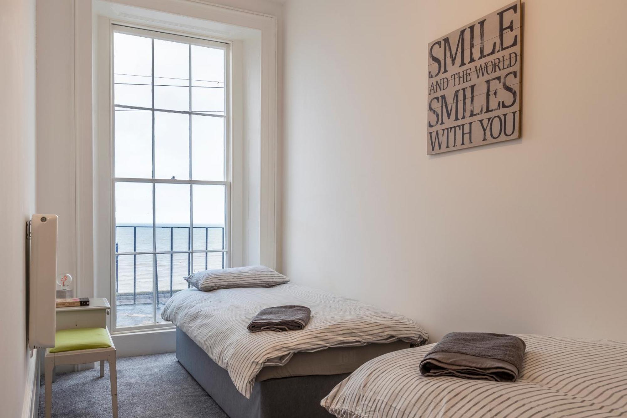 Seaside Serenity: Stylish Sea View Apartments In Херн Бей Екстериор снимка