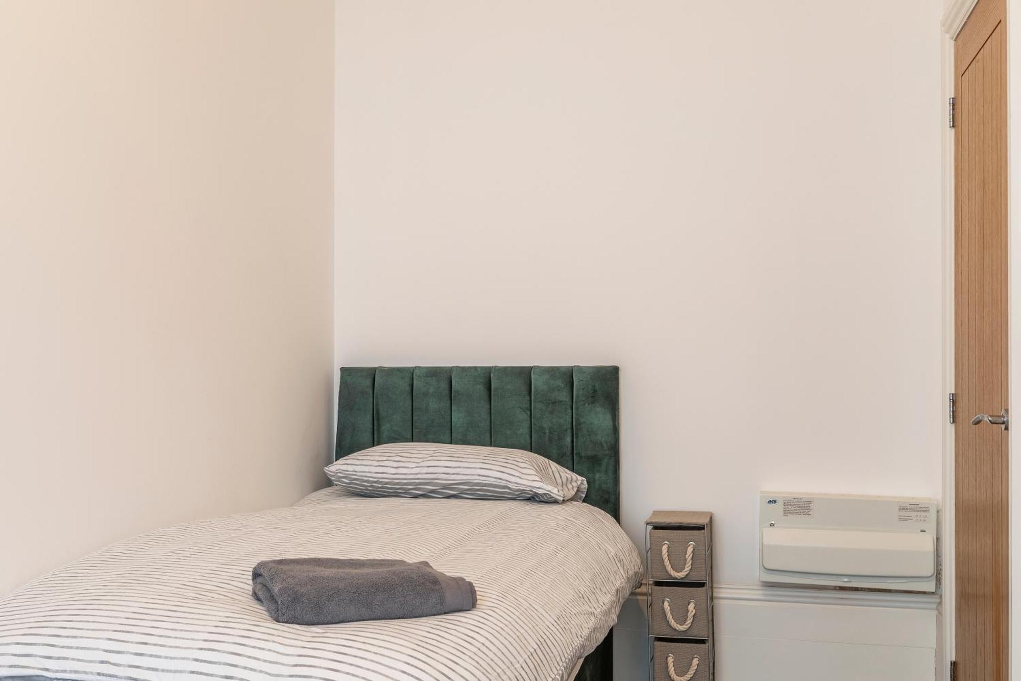 Seaside Serenity: Stylish Sea View Apartments In Херн Бей Екстериор снимка