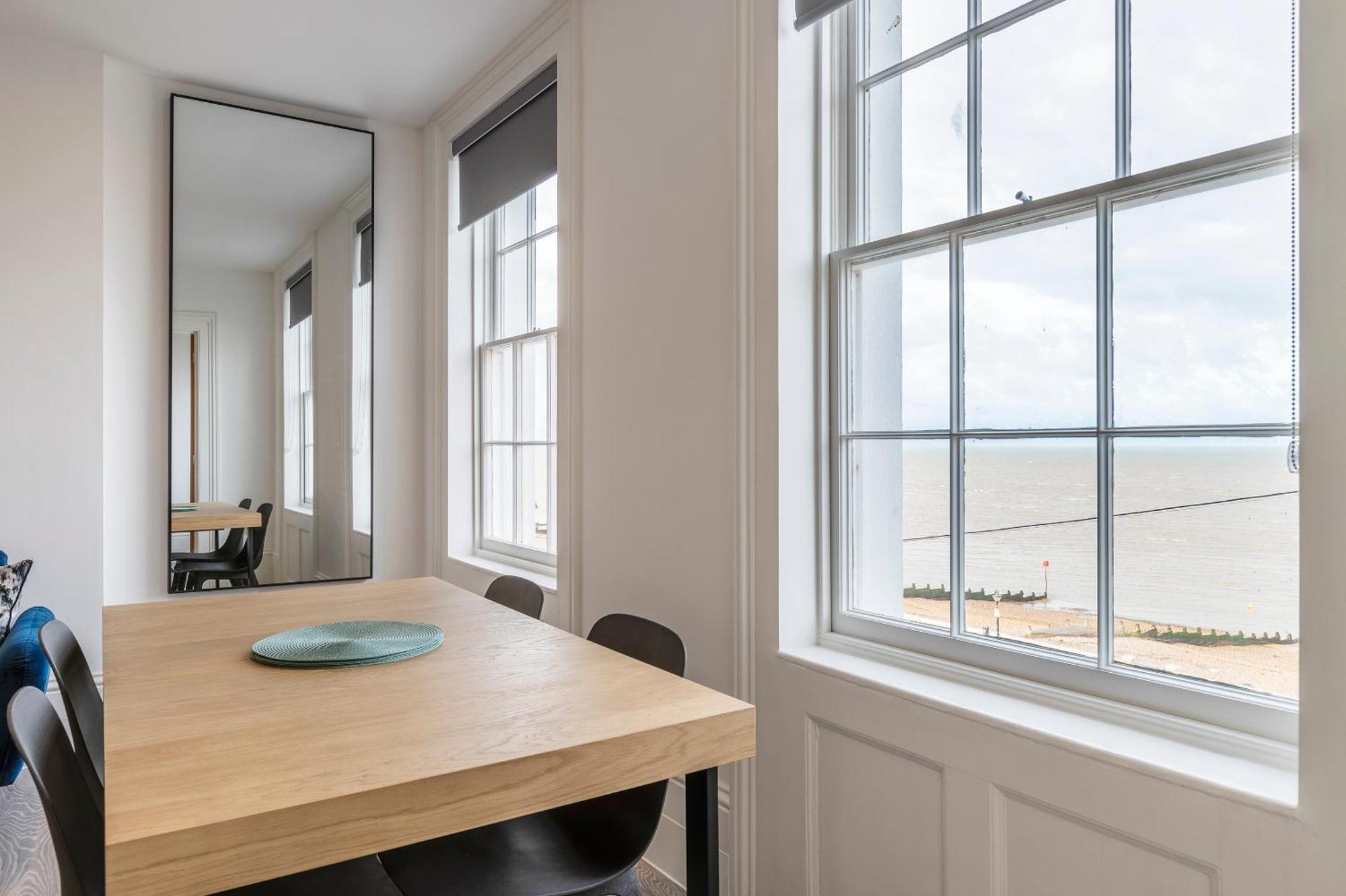 Seaside Serenity: Stylish Sea View Apartments In Херн Бей Екстериор снимка